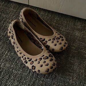 Amazon Essentials Tan Cheetah Print Flats